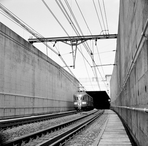 166960 Afbeelding van een electrisch treinstel mat. 1946 van de N.S. in de Velsertunnel onder het Noordzeekanaal bij Velsen.